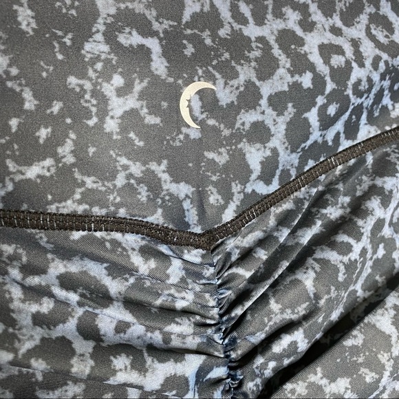 Zyia Stone Leopard Scrunchy Light and Luxe Leggings - Picture 7 of 10